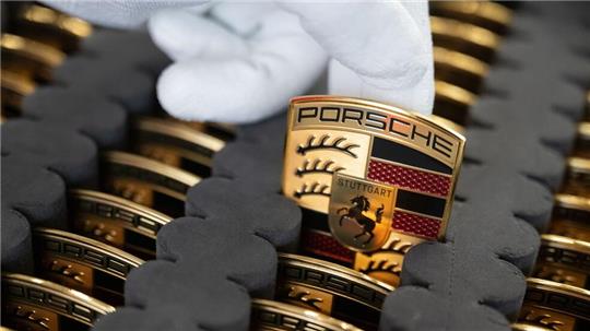 Wegen der Erneuerung mehrerer Modelle und der Schwäche in China hat Porsche weniger Sport- und Geländewagen verkauft. (Archivbild)