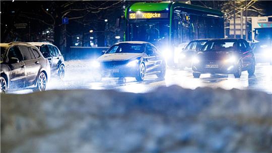 Wegen der Gefahr von glatten Straßen sollten Autofahrer sehr vorsichtig fahren. (Archivbild)