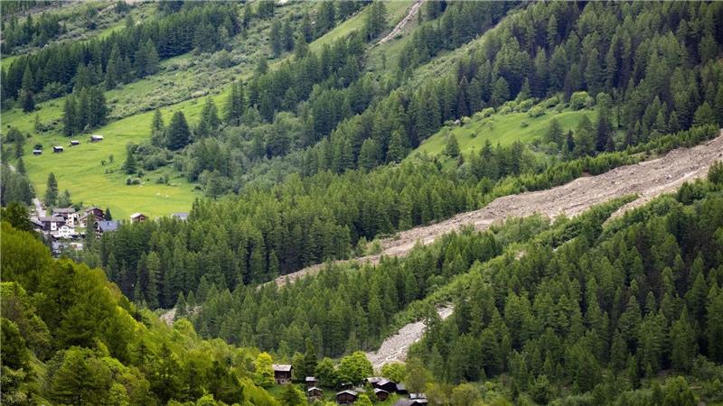 Gletschersturz begräbt Dorf im Wallis - eine Person vermisst Wegen der Gefahrenlage war das Dorf Blatten in der Ferienregion Lötschental bereits am 22. Mai kurzfristig ganz geräumt worden.