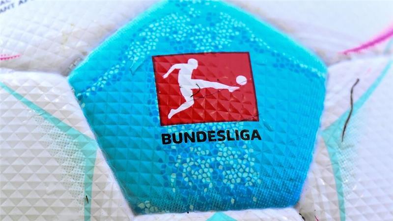Attacke in Magdeburg: Gedenkminute bei Fußballspielen Wegen der Geschehnisse in Magdeburg empfiehlt die DFL Trauerflor und Schweigeminuten in den Stadien.