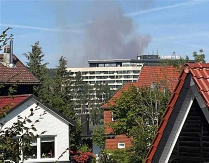 Waldbrand bei Schierke vorerst unter Kontrolle – Hubschrauber im Einsatz Wegen der Rauchsäule vermuten manche den Waldbrand auf dem Wurmberg, gleich hinterm Ahorn-Hotel. Foto: Privat
