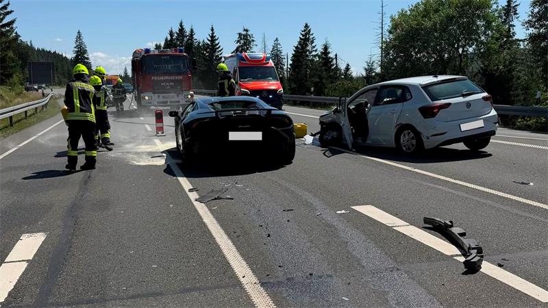 Das Foto zeigt die Folgen eines Verkehrsunfalls mit zwei kaputten Autos.