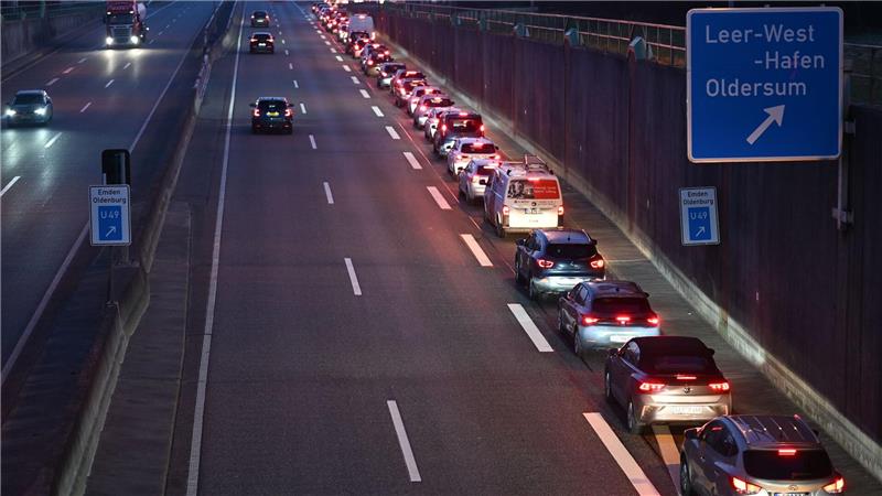 Wegen der Sperrung der Jann-Berghaus-Brücke in Leer kam es zu Staus in Ostfriesland.