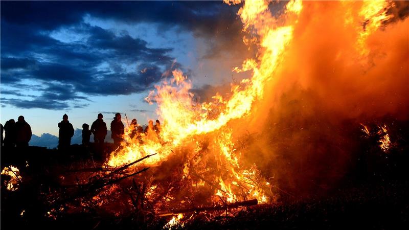 Wegen Trockenheit steht manches Osterfeuer auf der Kippe Wegen der Trockenheit steht noch nicht überall fest, ob Osterfeuer abgebrannt werden können. (Archivfoto)