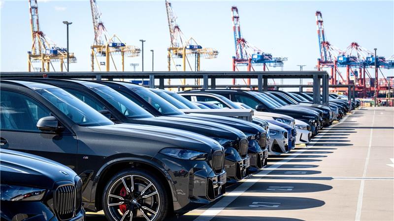 Wegen der US-Zölle werden am BLG Autoterminal Bremerhaven weniger Autos für den Export verschifft. (Archivbild)