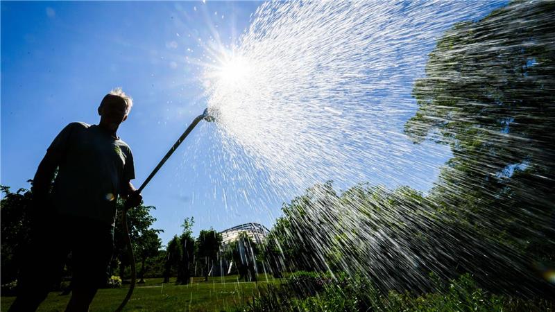 Wegen der andauernden Trockenheit rufen einige Kommunen zum Wassersparen auf. (Archivbild)