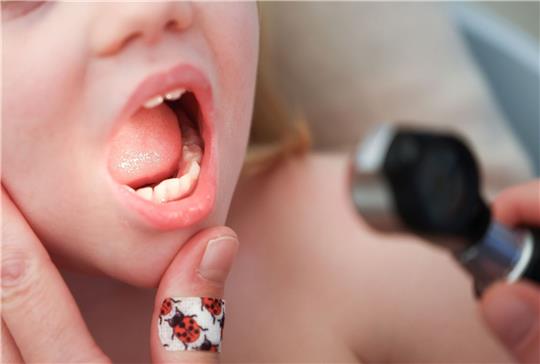 Wegen der angespannten Lage können Eltern ab sofort auch bestimmte Vorsorgeuntersuchungen für ihre Kinder vorübergehend verschieben.