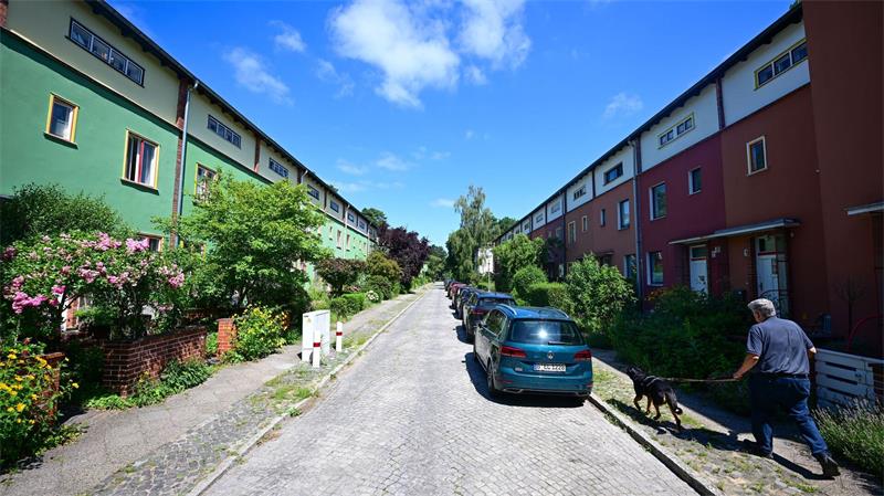 Wegen der bunten Fassaden wird die Siedlung auch Papageiensiedlung genannt.