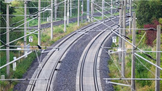 Wegen der defekten Oberleitung mussten Züge umgeleitet werden. (Symbolbild)