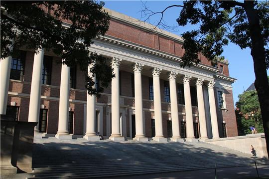 Wegen der «ethisch fragwürdigen Entstehungsgeschichte» hat die  Harvard-Universität in Cambridge den Einband eines Buches entfernt.