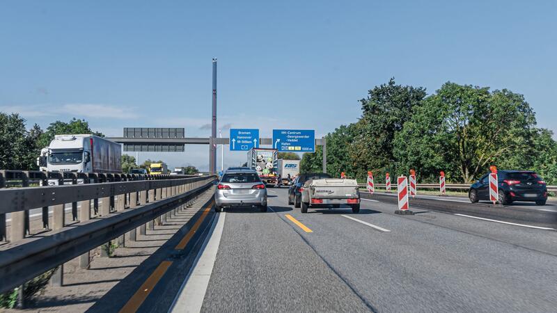 Prüfung der Norderelbbrücke - A1 am Freitag nur einspurig Wegen der genaueren Untersuchung eines Schadens am Tragwerk kann der Verkehr nur eingeschränkt über die Norderelbe rollen.