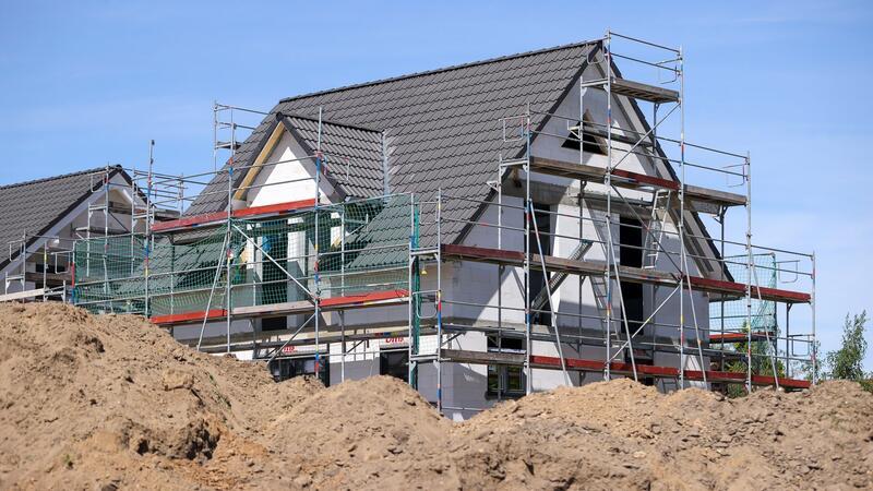 Baugenehmigungen brechen ein - Tiefstand bei Bauland-Käufen Wegen der gestiegenen Zinsen und Baukosten schrecken Verbraucher vor dem Kauf von Bauland zurück (Archivbild).