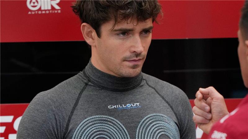 Wegen der neuen Hitze-Regel der Formel 1 können die Piloten wie Charles Leclerc in Singapur Kühlwesten tragen.