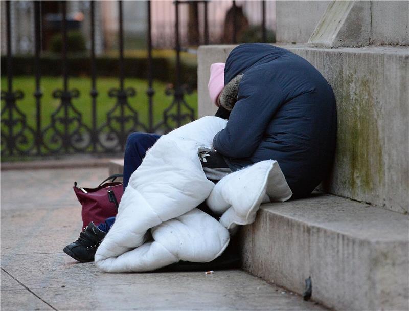 Zwei von 100 Londonern haben kein Zuhause Wegen der steigenden Lebenskosten ist die Zahl der Obdachlosen in London offiziellen Angaben zufolge um fast ein Viertel gestiegen.