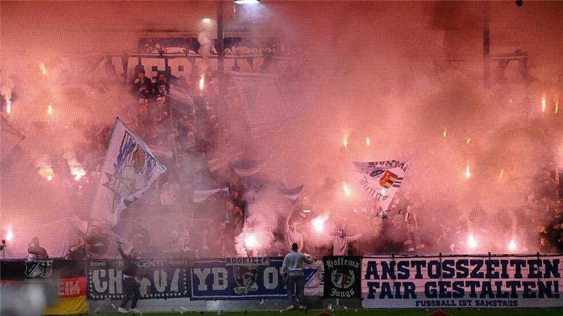 Nullnummer in Heidenheim: Torlos gegen Hoffenheim Wegen des Abbrennens von Pyrotechnik durch Hoffenheim-Anhänger mussten beide Mannschaften das Spielen kurz einstellen.