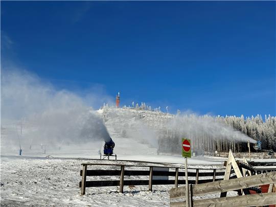 Wegen des Ostwinds kann die Wurmbergseilbahn-Gesellschaft nicht alle Schnee-Erzeuger für die Beschneiung nutzen. Es sind hauptsächlich die Schnee-Kanonen in Betrieb. Foto: Eggers