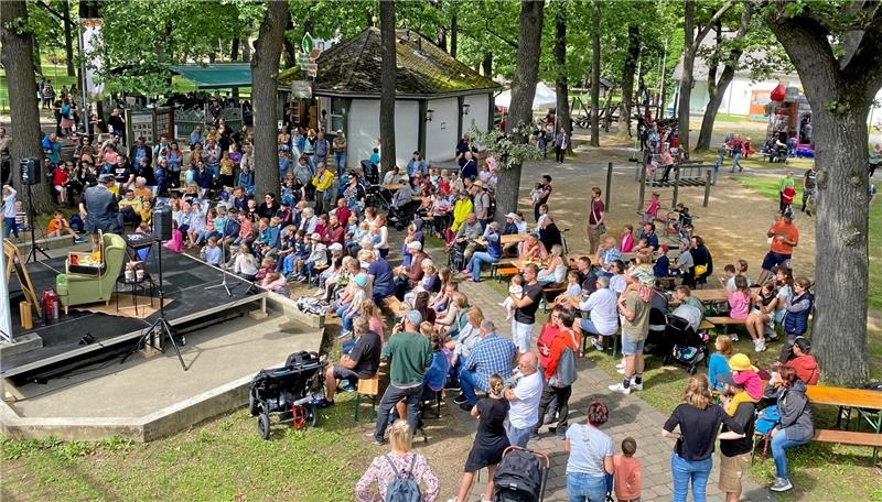 Wegen des Regenwetters in den Tagen zuvor wurde das Festgelände am Samstag von der Wiese auf dem Platz hinter dem Biergarten-Pavillon verlegt.