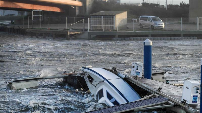 Wegen des Sturms „Nils“ gilt in fünf französischen Départements derzeit die höchste Unwetterwarnstufe Rot.
