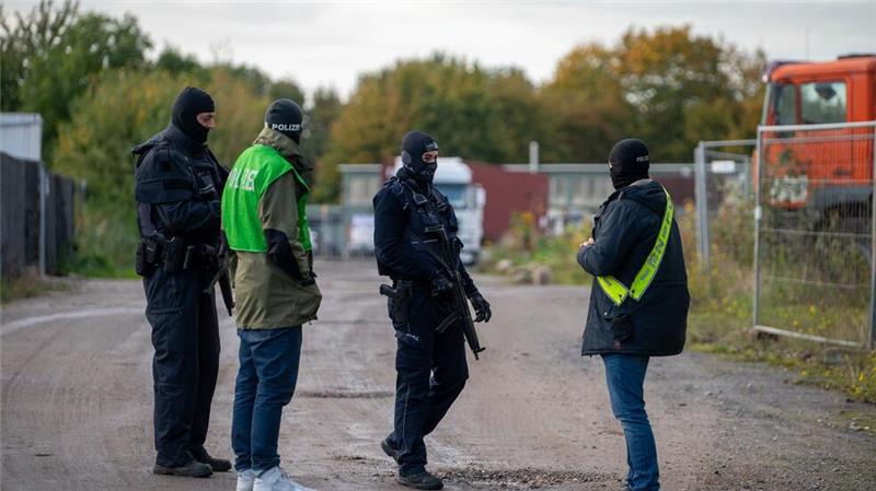 Verdacht des Kokainschmuggels - Einsatz in Neu Wulmstorf Wegen des Verdachts des Kokainschmuggels rücken Spezialeinsatzkräfte nach Neu Wulmstorf aus.