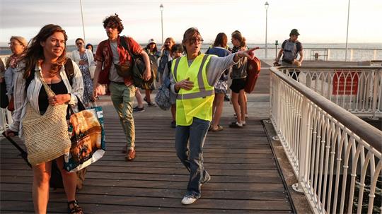 Wegen des Waldbrandes an der Atlantikküste werden Menschen inzwischen auch per Schiff evakuiert.
