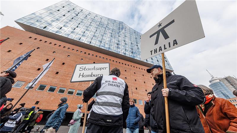 Wegen des Warnstreiks der Kulturschaffenden fallen Vorstellungen an großen Häusern aus oder finden nur in abgespeckter Fassung statt. 