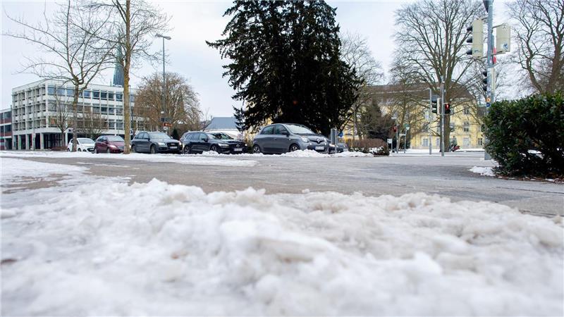 Wegen des Winterwetters müssen sich die Menschen in Teilen Deutschlands am Mittwochmorgen auf glatte Straßen einstellen.