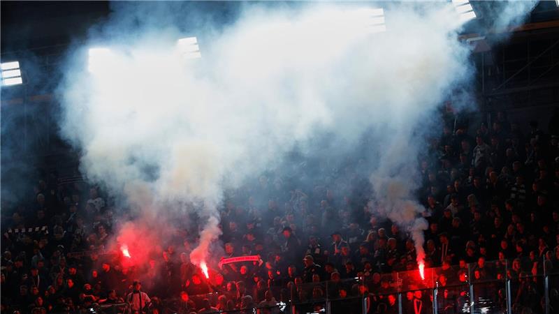 Pyro: UEFA bestraft Bayern und Frankfurt mit Fan-Ausschluss Wegen des Zündelns von Pyrotechnik durch Fans wurde Eintracht Frankfurt nun bestraft. (Archivbild)