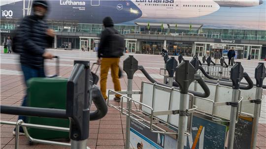 Wegen des festgefahrenen Tarifkonflikts bei Lufthansa fallen wieder hunderte Flüge aus. 