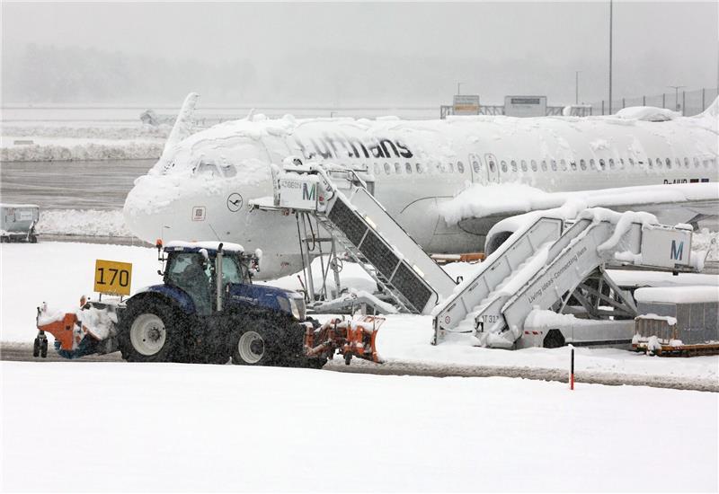Flughafen München hat Flugbetrieb wieder aufgenommen Wegen des heftigen Wintereinbruches in Bayern war der Flugbetrieb in München am Samstag vorübergehend eingestellt worden.