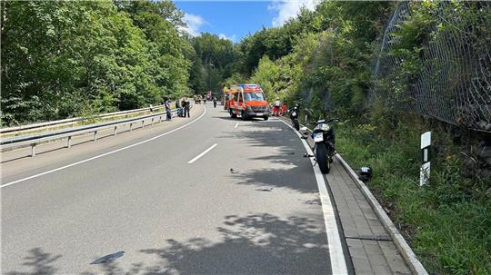 Wegen des schweren Verkehrsunfalls, bei dem auch der Rettungshubschrauber im Einsatz war, ist die B 27 zwischen Abzweigung B4 und Oderhaus voll gesperrt.