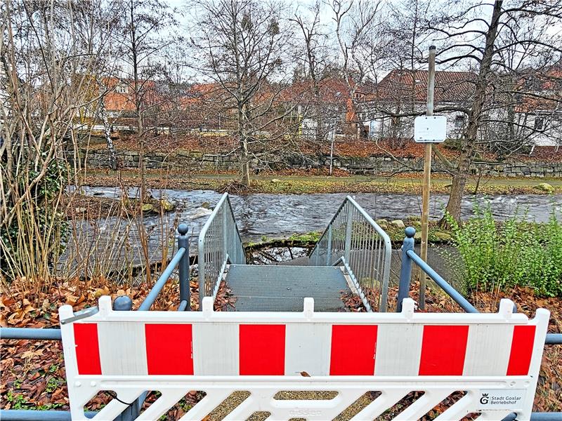 Wegen des steigenden Flusspegels ist die Promenade in Oker gesperrt.  Foto: Sowa