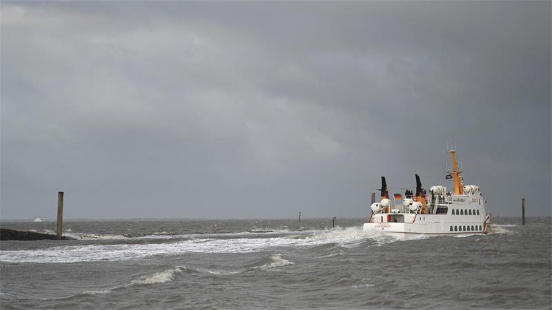 Sturm und Sturmflutgefahr an letztem Ferientag Wegen des stürmischen Wetters fallen an der niedersächsischen Küste zahlreiche Fährverbindungen aus.