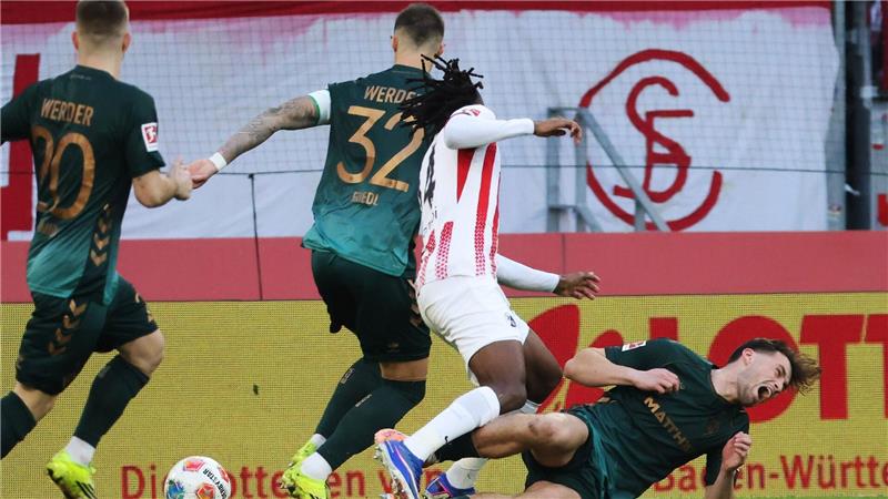 Wegen dieser Aktion sah Freiburgs Johan Manzambi (M) die Rote Karte.