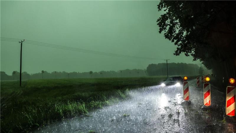 Wegen einer Gewitterfront gelten Unwetterwarnungen im Westen Deutschlands.