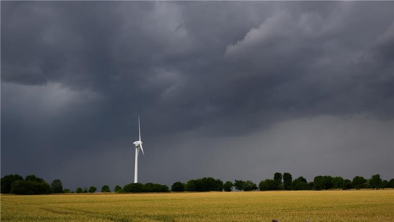 Wegen einer Gewitterfront gelten erste Unwetterwarnungen in Niedersachsen. (Archivbild)