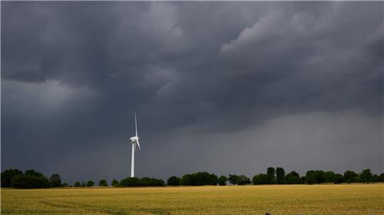 Wegen einer Gewitterfront gelten erste Unwetterwarnungen in Niedersachsen. (Archivbild)
