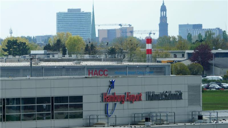 Flieger meldet Rauchentwicklung - Landung in Hamburg Wegen einer Rauchentwicklung ist ein Flugzeug auf dem Weg von Stockholm nach Amsterdam in Hamburg gelandet. (Archivbild)