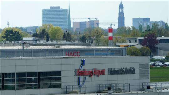Wegen einer Rauchentwicklung ist ein Flugzeug auf dem Weg von Stockholm nach Amsterdam in Hamburg gelandet. (Archivbild)