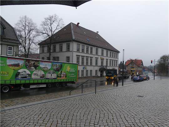 Wegen einer Umleitung von der B 243 fahren derzeit zahlreiche Lastwagen durch die Clausthaler Rollstraße. Foto: Römhild