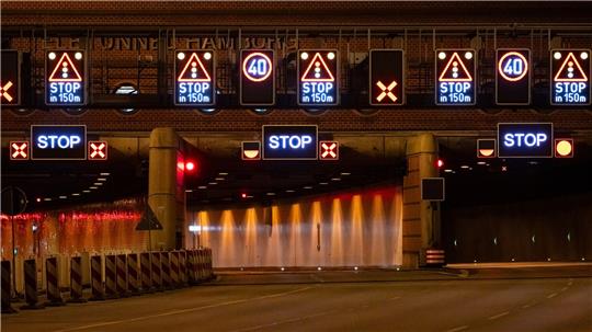 Wegen einer Vollsperrung des Elbtunnels müssen sich Autofahrer auf eine schwierige Verkehrslage am zweiten Advent einstellen. (Archivbild) 