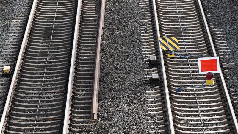 Wegen einer beschädigten Oberleitung war der Zugverkehr in Stendal am Montag zeitweise unterbrochen. (Symbolbild)