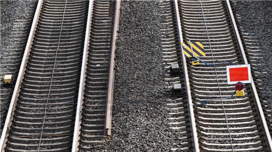 Wegen einer beschädigten Oberleitung war der Zugverkehr in Stendal am Montag zeitweise unterbrochen. (Symbolbild)