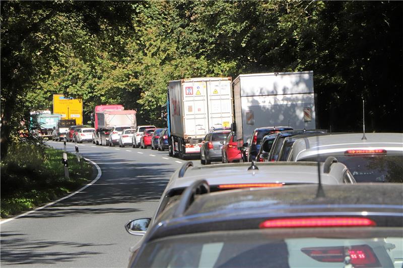 Wegen einer geänderten Verkehrsführung und anderer Grünphasen staut sich am Montag der Verkehr teilweise mehrere Hundert Meter von der Kreuzung zurück – so wie hier in Fahrtrichtung Hildesheim. Foto: Gereke