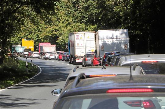 Wegen einer geänderten Verkehrsführung und anderer Grünphasen staut sich am Montag der Verkehr teilweise mehrere Hundert Meter von der Kreuzung zurück – so wie hier in Fahrtrichtung Hildesheim. Foto: Gereke