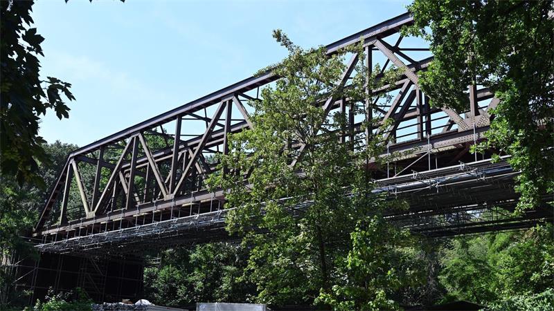 Wegen einer maroden Bahnbrücke über die Wupper ist der Zugverkehr zwischen Köln und Wuppertal weiterhin eingeschränkt.