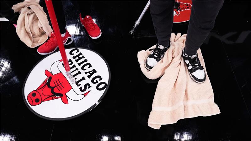Zu feuchtes Parkett: NBA-Spiel in Chicago abgesagt Wegen eines Eishockeyspiels soll das Parkett zu feucht gewesen sein.