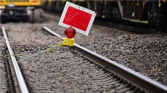 Wegen eines Feuerwehreinsatzes wurde die Bahnstrecke zwischen Verden und Rotenburg vorübergehend gesperrt. (Symbolbild)