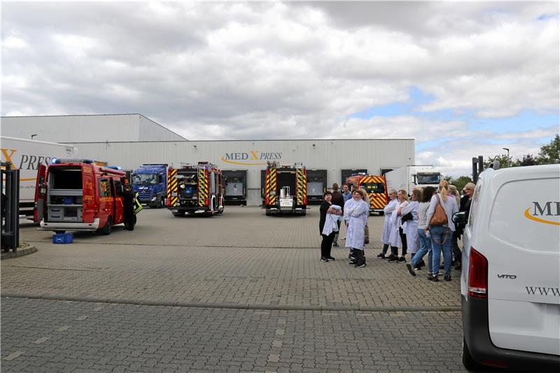 Wegen eines Gas-Alarms rückte die Feuerwehr gestern zum Pracherstieg aus. Aus einer Batterie einer „Ameise“ waren Dämpfe ausgetreten.  Foto: Hartmann