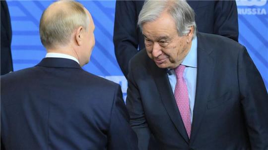 Wegen eines Händedrucks mit Kremlchef Wladimir Putin zieht UN-Generalsekretär Antonio Guterres Kritik auf sich.