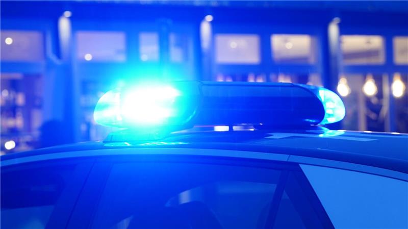 Wegen eines Hinweises auf einen Mann mit einer mutmaßlichen Langwaffe ist der Weihnachtsmarkt in Duderstadt am Freitagabend vorsorglich geräumt worden. (Symbolbild)